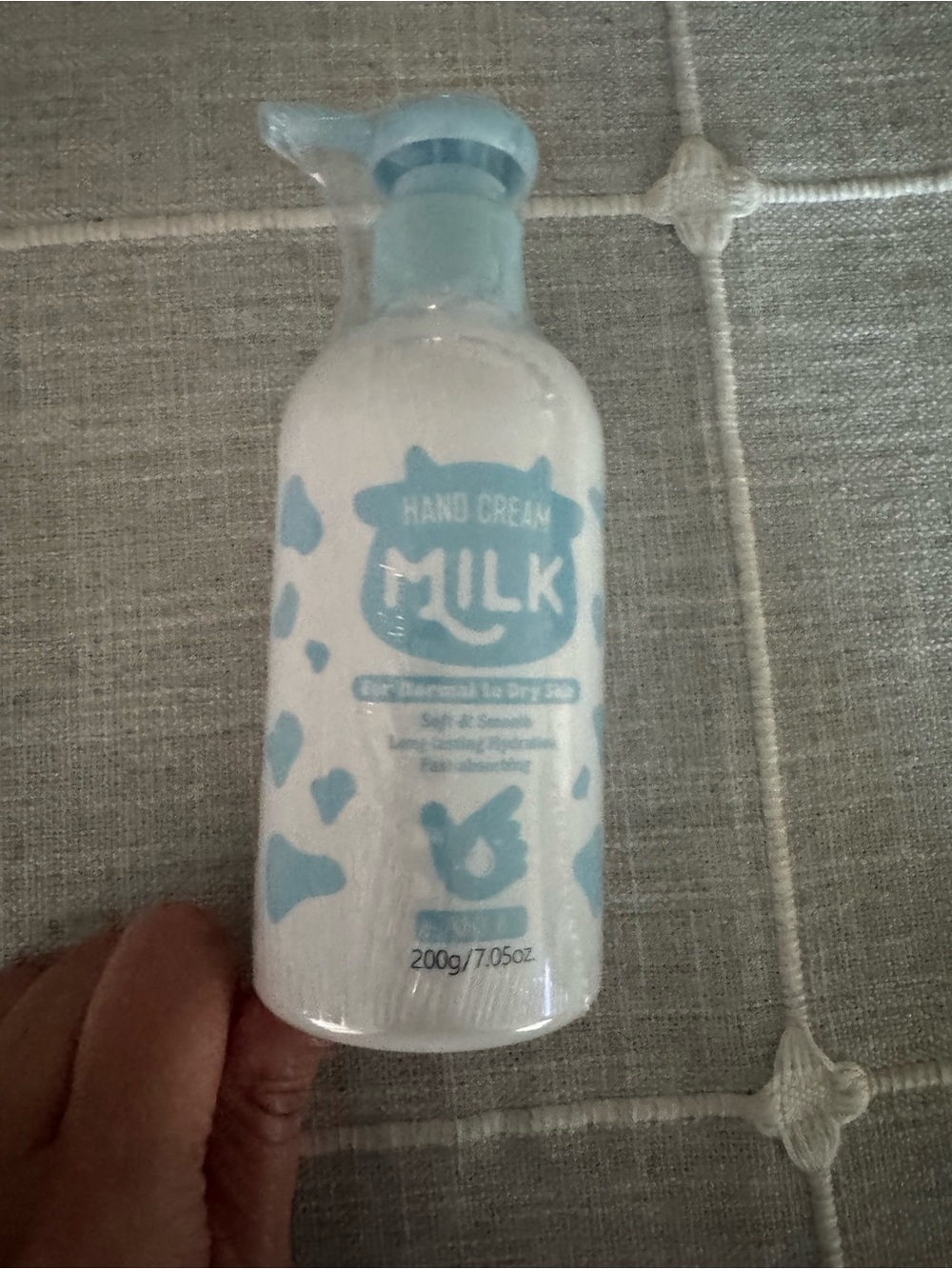 Aiko Milk Hand Cream - White & Light Blue